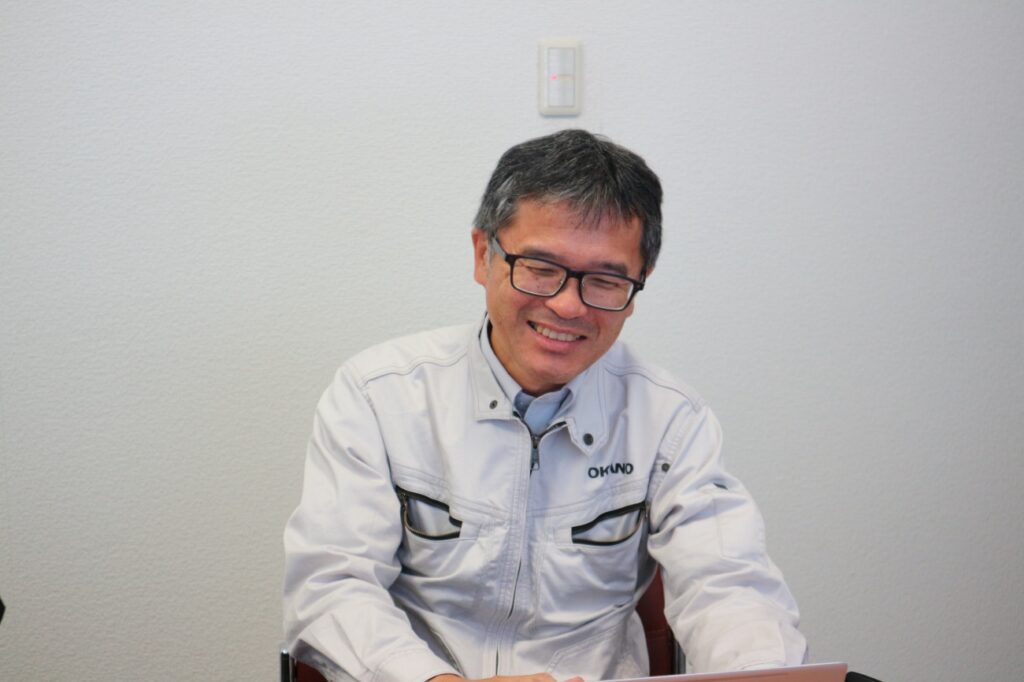 インタビューに答える岡野バルブ製造株式会社のご担当者様